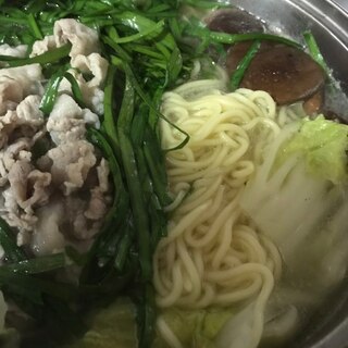 昆布出汁であっさり✨豚肉とニラの中華そば鍋(^^)